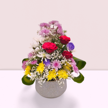 Fresh flower Chrysatimum and rose arrangement