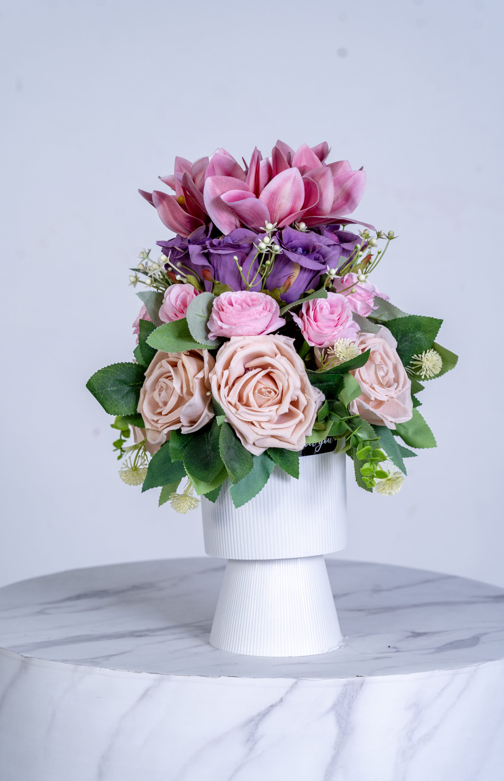 Sambedium and mix color rose arrangement